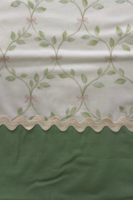 Ivy and Bows Burp Cloth