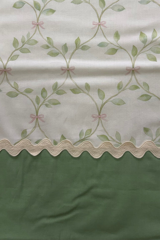 Ivy and Bows Burp Cloth